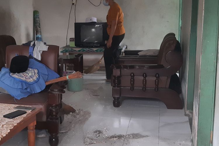 Warga bersihkan rumahnya yang berantakan akibat ledakan mesin boiler di pabrik kayu Lumajang, Selasa (7/11/2023).