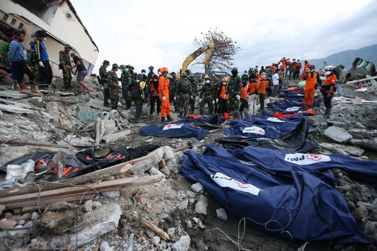 Petugas gabungan menemukan jenasah korban gempa bumi di Perumnas Balaroa, Palu, Sulawesi Tengah, Sabtu (6/10/2018). Gempa bumi Palu dan Donggala bermagnitudo 7,4 mengakibatkan sedikitnya 925 orang meninggal dunia dan 65.733 bangunan rusak.