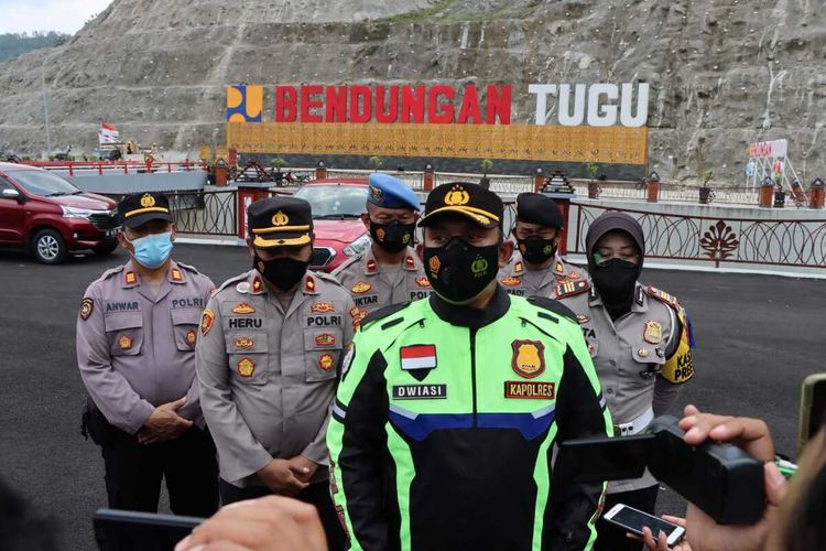 Kapolres Trenggalek memberu keterangan kepada sejumlah wartawan di kawasan Bendungan Tugu Trenggalek, Selasa (23/11/2021)