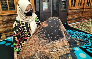 Karyawan menujukan koleksi batik di Toko Batik Windarsari, Kecamatan Masaran, Kabupaten Sragen,, yang menjadi langganan sovenir batik Istana Negara.