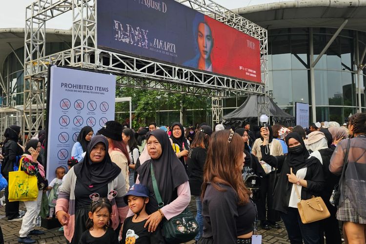 Suasana menjelang konser Suga BTS Agust D Tour in Jakarta Day 2 yang digelar di Indonesia Convention Exhibition (ICE) BSD, Tangerang, Banten, Sabtu (27/5/2023).