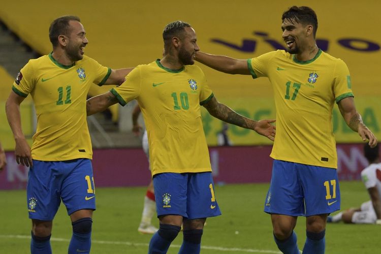 Neymar merayakan gol ke gawang Peru bersama Everton Ribeiro (kiri) dan Lucas Paqueta pada laga Kualifikasi Piala Dunia 2022 zona Conmebol di Arena Pernambuco, Recife, Brasil, pada Jumat (10/9/2021) pagi hari WIB. Brasil kini sudah mengumumkan skuad berisikan 26 nama untuk Piala Dunia 2022 Qatar.