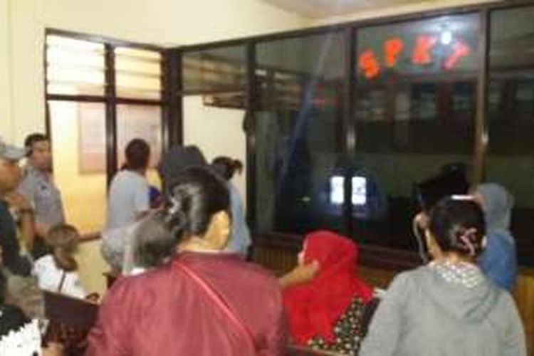 Puluhan warga Kota Kupang, Nusa Tenggara Timur (NTT), mendatangi ruang SPKT Polda NTT untuk melaporkan Rosca Leonita Riwu Kaho,  karena telah ditipu promo tiket pesawat murah