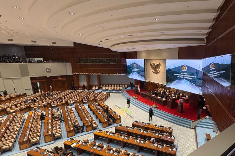 Tok, DPR Sahkan 15 RUU Kabupaten/Kota di Kalimantan Jadi Undang-Undang