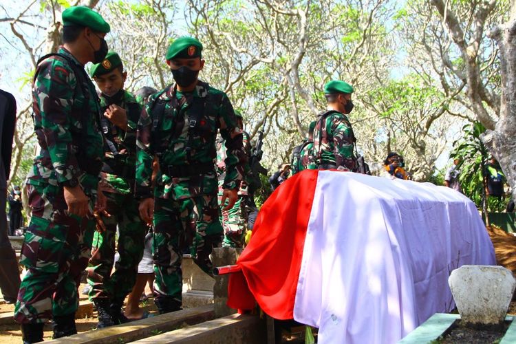Anggota TNI dari Yonkes 2/Divif 2 Kostrad bersiap melakukan upacara pemakaman jenazah almarhum Achmad Yurianto untuk dimakamkan di pemakaman umum Dadaprejo, Batu, Jawa Timur, Minggu (22/5/2022). Mantan juru bicara Satgas Penanganan COVID-19 tersebut meninggal di usia 60 tahun pada Sabtu (21/5) pukul 18.58 WIB setelah berjuang melawan penyakit kanker usus. ANTARA FOTO/Ari Bowo Sucipto/tom.