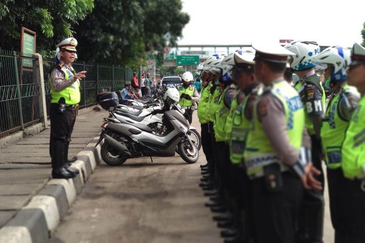 Wakasat Lantas Jakarta Timur Kompol Bustanuddin, memimpin operasi keselamatan jaya 2018 di kawasan UKI, Jumat (9/3/2018)