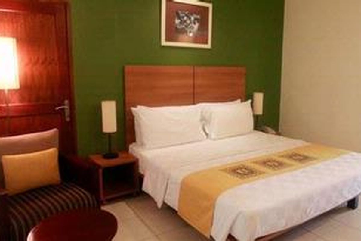 Kamar tipe deluxe di Aerotel Irian Hotel, Biak, Papua. 