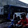 Tangki Bus Transjakarta Bocor Usai Tabrak Separator, BBM Tumpah ke Jalan Ciledug Raya