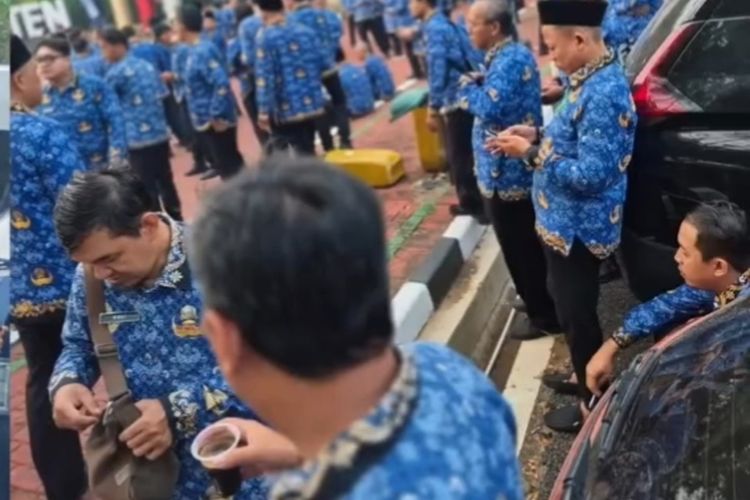 ASN Banten Ngopi dan Merokok Saat Upacara, Pengamat: Kirim ke Barak TNI