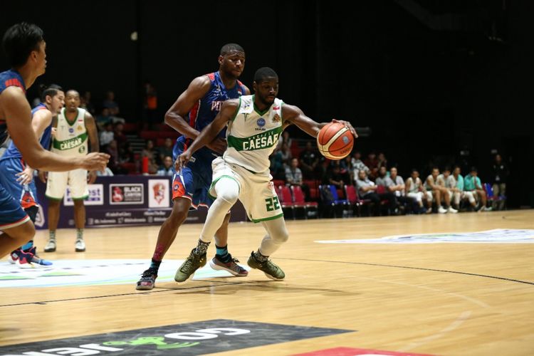 Pemain Pacific Caesar Surabaya, Juan Hadnot (depan), saat tampil pada laga play-off IBL Pertamax 2018-2019 melawan Pelita Jaya Basketball, di Hi Test Arena, Batam, Sabtu (2/3/2019).