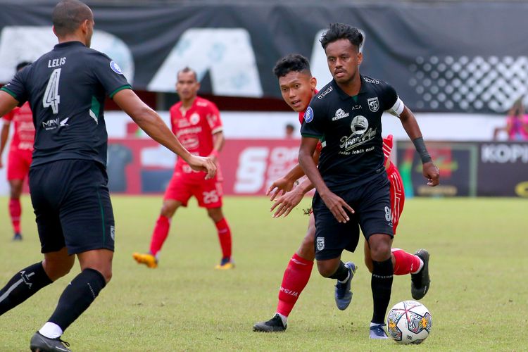 Pemain Persebaya Surabaya Alwi Slamat dijaga ketat pemain Persija Jakarta Ginanjar Wahyu Ramadhani saat pertandingan pekan ke-15 Liga 1 2022-2023 yang berakhir dengan skor 1-1 di Stadion Maguwoharjo Sleman, Jumat (16/11/2022) sore.