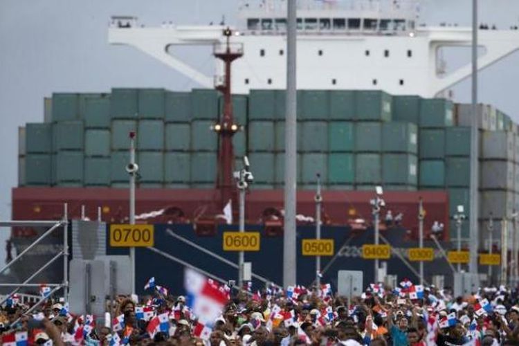 Ribuan orang menyaksikan kapal barang raksasa milik China menjadi kapal pertama yang melintasi Terusan Panama yang baru pada Minggu (26/6/2016).