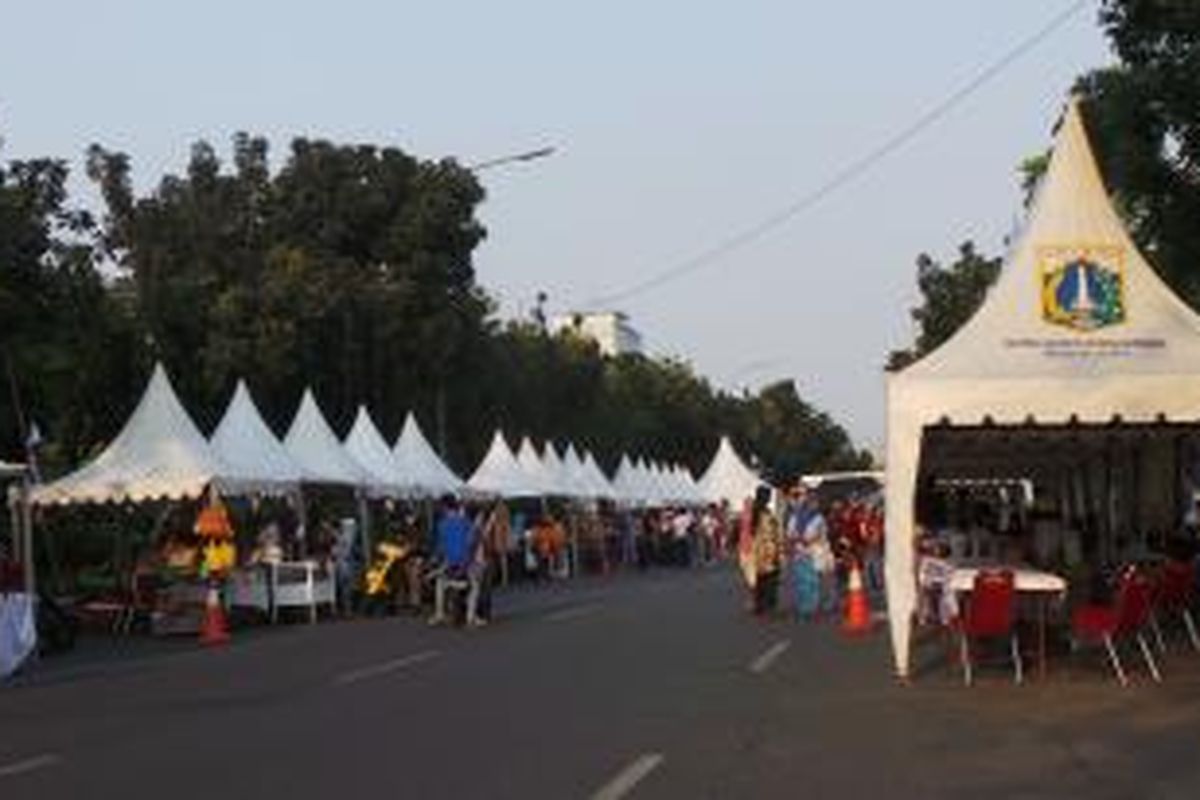Kumpulan Kaki Lima Night Market di Jalan Medan Merdeka, Jakarta Pusat. Sabtu (13/9/2014).
