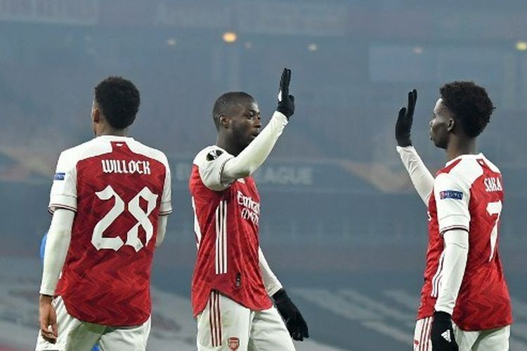 Pemain tengah Arsenal kelahiran Pantai Gading Nicolas Pepe (kanan ke-3) merayakan gol ketiga timnya dengan striker Inggris Arsenal Bukayo Saka (2md R) selama pertandingan sepak bola Grup B Liga Eropa UEFA antara Arsenal dan Molde di Emirates Stadium di London pada 5 November , 2020.