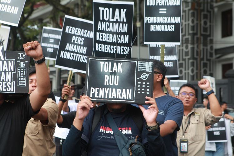 Jurnalis se-Malang Raya menggelar aksi di Kantor DPRD Kota Malang, Jawa Timur pada Jumat (17/5/2024) siang.