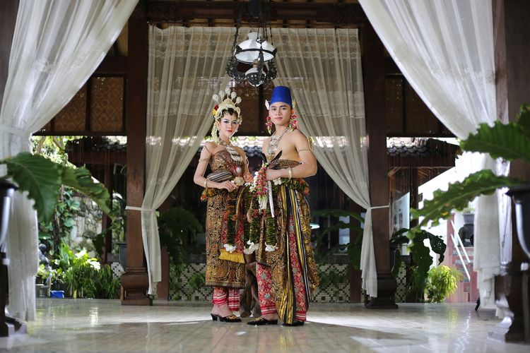 Ilustrasi mempelai dengan pakaian pakaian adat Jawa Tengah dengan gaya basahan.