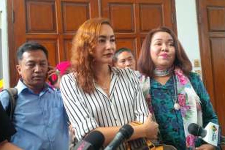 Artis peran Dewi Rezer menghadiri sidang perceraiannya dengan Marcellino Lefrandt di Pengadilan Negeri Jakarta Selatan, Kamis (7/4/2016).