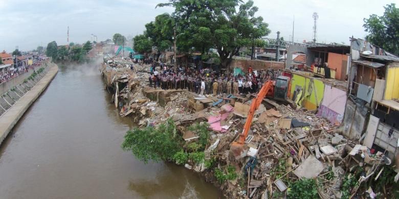 
Proses pembongkaran rumah warga Bukit Duri, Tebet, Jakarta, Rabu (28/9/2016). Pemerintah Provinsi DKI Jakarta menggusur bangunan yang berbatasan langsung dengan sungai Ciliwung dan akan merelokasi warga ke Rusun Rawa Bebek.


