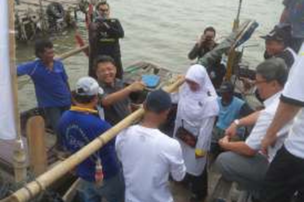 Para petinggi Partai Keadilan Sejahtera (PKS) menyambangi perkampungan nelayan Blok Empang di Muara Angke, Jakarta Utara, Sabtu (23/4/2016) pagi. Mereka yang datang antara lain Presiden PKS, Sohibul Imam, Ketua BPN DPP PKS Ledia Hanifa, serta anggota DPRD DKI dari Fraksi PKS, Triwisaksana.