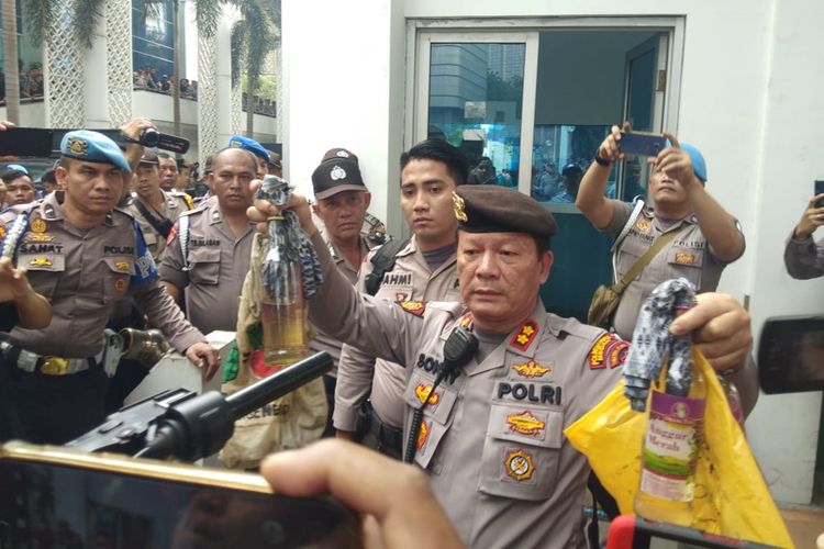 Kasat Sabhara Polrestabes Medan AKBP Sonny Firdaus menunjukkan bom molotov dari para siswa yang diamankan di depan gedung DPRD Sumut, Jumat siang (27/9/2019). Selain bom molotov, petugas juga mengamankan obeng dan sok sepeda motor yang dibawa oleh siswa.