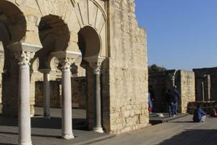 Medina Azahara atau dalam bahasa Arab dikenal sebagai Madinat al-Zahra yang berarti: 'kota bersinar' di Cordoba, Spanyol. Istana kota ini dibangun Khalifah Abd Al-Rahman III pada tahun 936. Medina Azahara merupakan salah satu destinasi wisata favorit di Spanyol untuk menarik para pelancong. Foto diambil, Jumat (13/11/2015). 