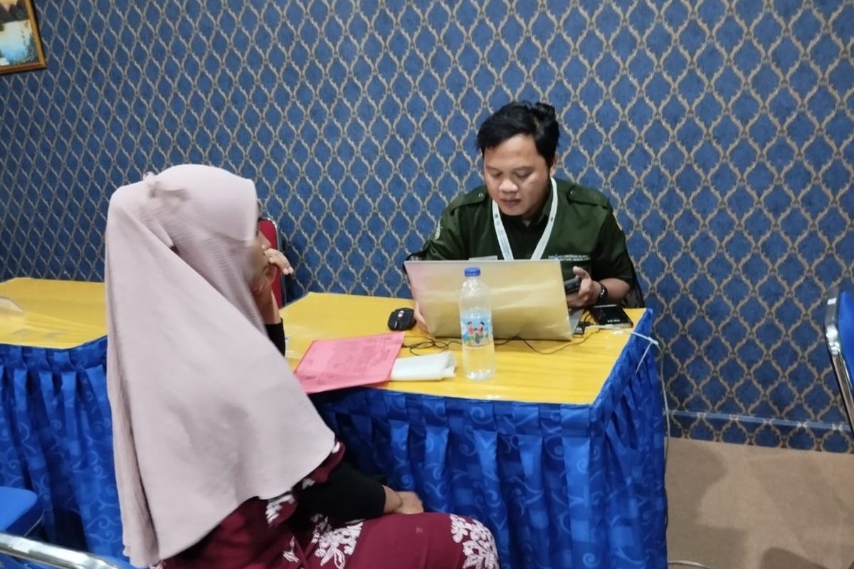 Orang tua murid datangi posko PPDB wilayah 1 Jakarta Utara karena mengalami kendala teknis. Senin (10/6/2024).