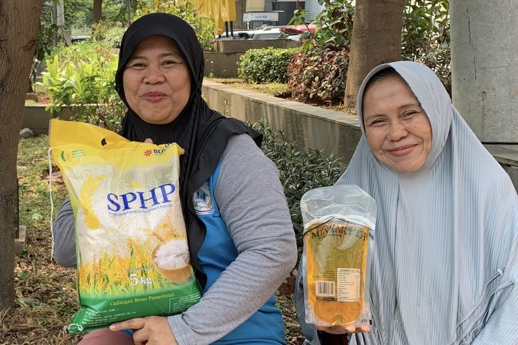 Salah satu warga Bekasi bernama Nurhayati (48) membeli beras di Operasi Pasar di Kelurahan Harapan Mulya, Kecamatan Medan Satria, Kota Bekasi, Rabu (11/10/2023). 