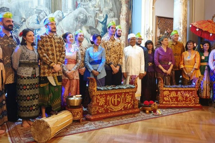 Grup Gamelan Bali Puspa Sari kembali hadir di Italia setelah mati selama sekitar 20 tahun terakhir. Grup binaan KBRI Roma ini beranggotakan warga Italia dan masyarakat Indonesia setempat. Mereka mempromosikan budaya Indonesia, khususnya melalui musik gamelan dan tarian Bali.