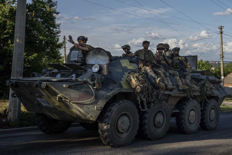 Tentara Ukraina naik tank di jalan wilayah Donetsk, Ukraina timur, 20 Juli 2022. Menteri Pertahanan Ukraina Oleksii Reznikov pada Senin (12/9/2022) menyebut perang melawan Rusia telah memasuki fase baru atau fase ketiga.