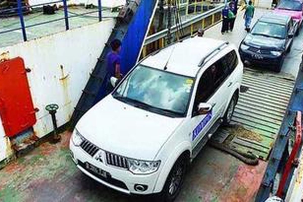 Kapal Feri milik Angkutan Sungai Danau dan Penyeberangan (ASDP) menjadi transportasi utama untuk menghubungkan Banda Aceh menuju Kota Sabang di Pulau We. Keberadaan penyeberangan tersebut ikut menumbuhkan perekonomian dan pariwisata di Sabang.