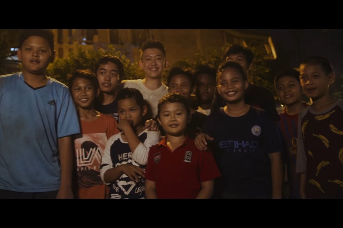 Rapper Rich Brian dalam video musik singel teranyarnya Kids yang dirilis pada 19 Juli 2019.