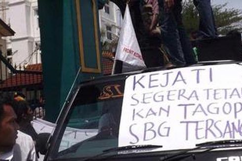 Demo Korupsi, Mahasiswa Hadiahi Kejati Maluku Ayam Potong
