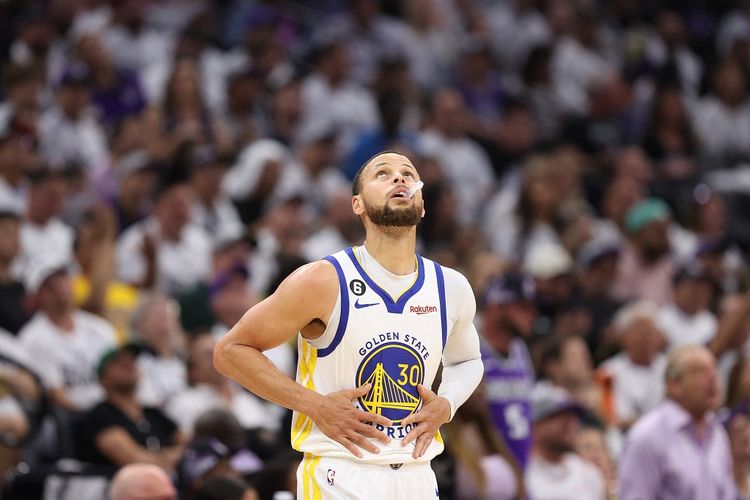 Pemain andalan Golden State Warriors Stephen Curry beraksi dalam gim ketujuh perempat final Playoffs NBA wilayah Barat kontra Sacramento Kings di Golden 1 Center, Sacramento, California, Amerika Serikat, pada Senin (1/5/2023) pagi WIB. Stephen Curry mencetak 50 poin dalam laga kali ini dan membawa Warriors lolos ke semifinal wilayah. Selanjutnya, mereka akan melawan Los Angeles Lakers.