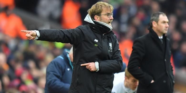 Gerakan tubuh manajer Liverpool, Juergen Klopp, ketika melihat aksi timnya melawan Swansea City dalam pertandingan Premier League di Anfield, Liverpool, Sabtu (21/1/2017). Liverpool kalah 2-3.