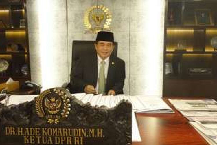 Ketua DPR RI Ade Komarudin saat ditemui di ruang kerjanya, gedung Nusantara III, Kompleks Parlemen DPR RI, Jakarta, Kamis (16/6/2016).