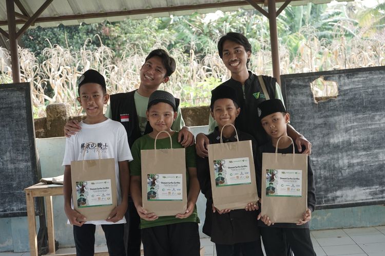Kolaborasi Tokopedia dan Dompet Dhuafa hadirkan kebahagiaan bagi siswa Shuffah Al Mustanjir Cianjur.

