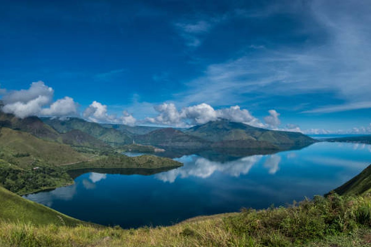 ilustrasi Danau Toba, danau terbesar di Indonesia.