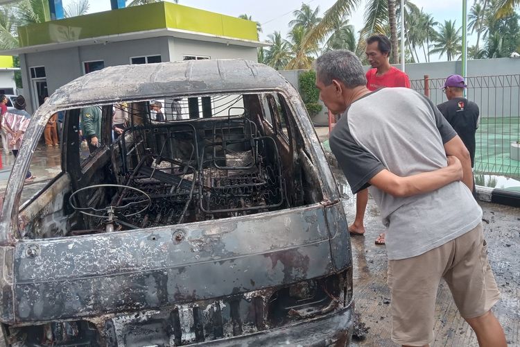Kondisi mobil jenis minibus di Kabupaten Cianjur, Jawa Barat yang hangus terbakar saat mengisi BBM di SPBU, Senin (11/12/2023) petang.