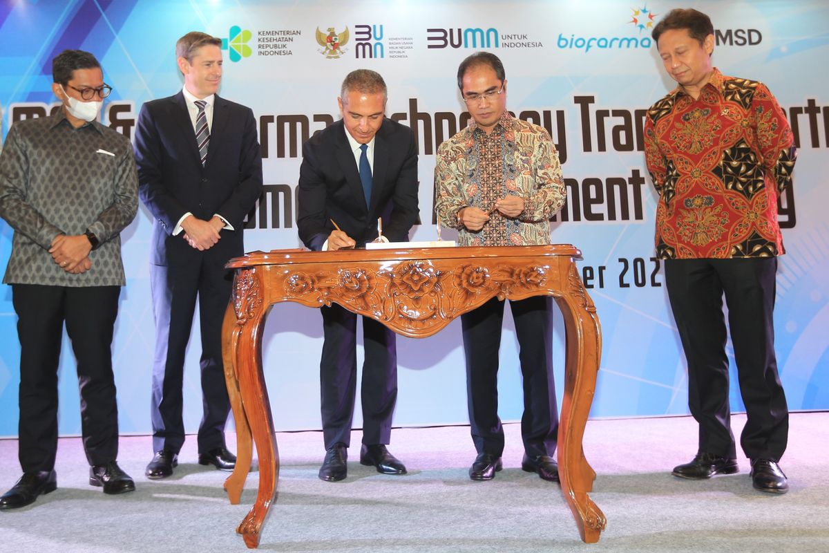 Penandatanganan kerjasama Bio Farma dengan MSD dilakukan oleh George Stylianou, Managing Director MSD Indonesia dan Honesti Basyir, CEO Bio Farma Induk Holding, di Jakarta (13/12/2022), disaksikan oleh Menteri Kesehatan Budi Gunadi Sadikin, Wakil Menteri I BUMN Pahala Nugraha Mansury, serta Presiden MSD Asia Pasifik, David Peacock.