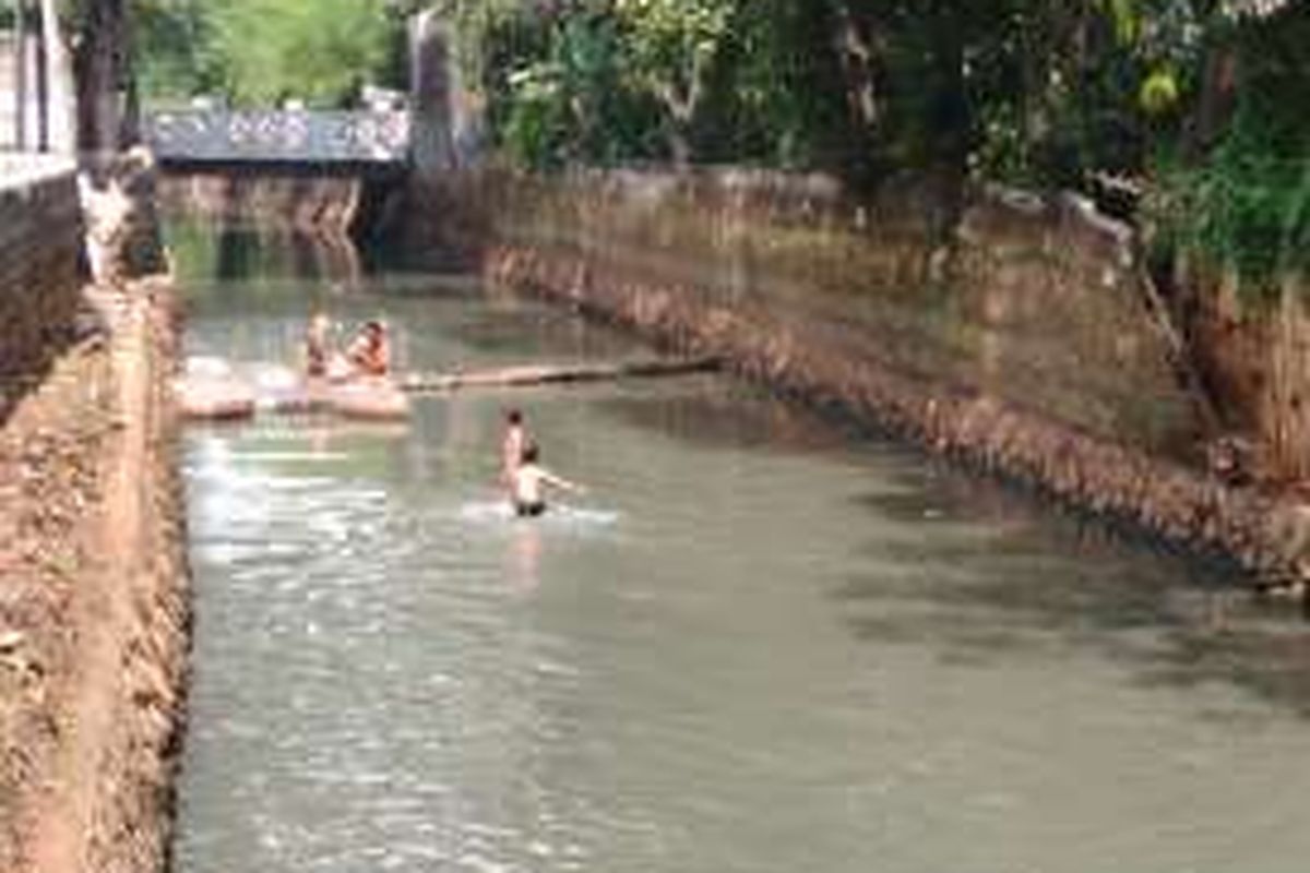 Dua bocah Haikal dan Aldi saat bermain dan berenang di aliran Kali Mampang, Jakarta Selatan, Jumat (6/5/2016)