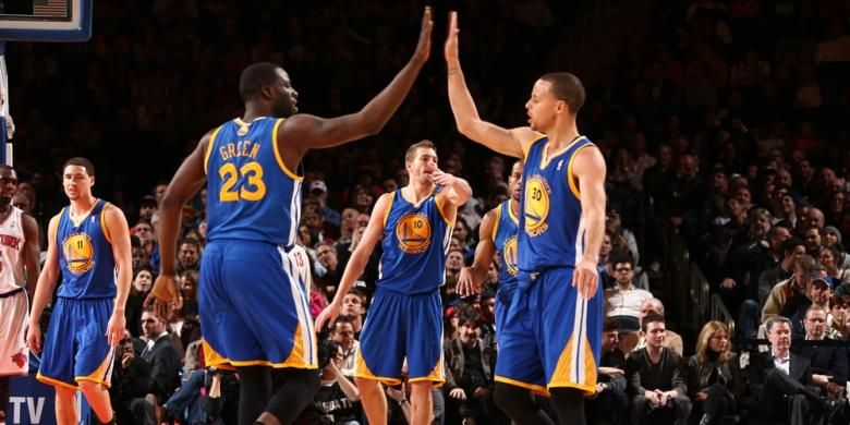 Pemain Golden State Warriors Stephen Curry (kanan) melakukan tos dengan Draymond Green di hadapan pemain lain, saat bertemu New York Knicks di Madison Square Garden, New York City, Jumat (28/2/2014). Warriors menang 126-103.
