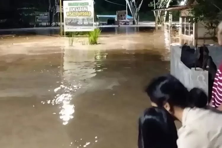 Banjir Bandang Terjang Ngarai Sianok Saat Warga Tidur, Air Capai 1,5 Meter
