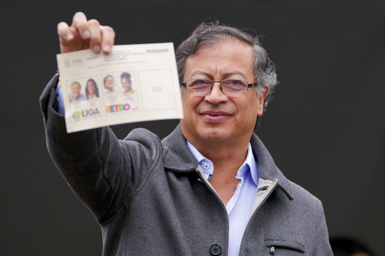 Calon presiden (capres) Kolombia dari koalisi Historical Pact, Gustavo Petro, menunjukkan surat suaranya sebelum memberikan suara dalam pemilihan presiden di Bogota, Kolombia, Minggu, 19 Juni 2022.