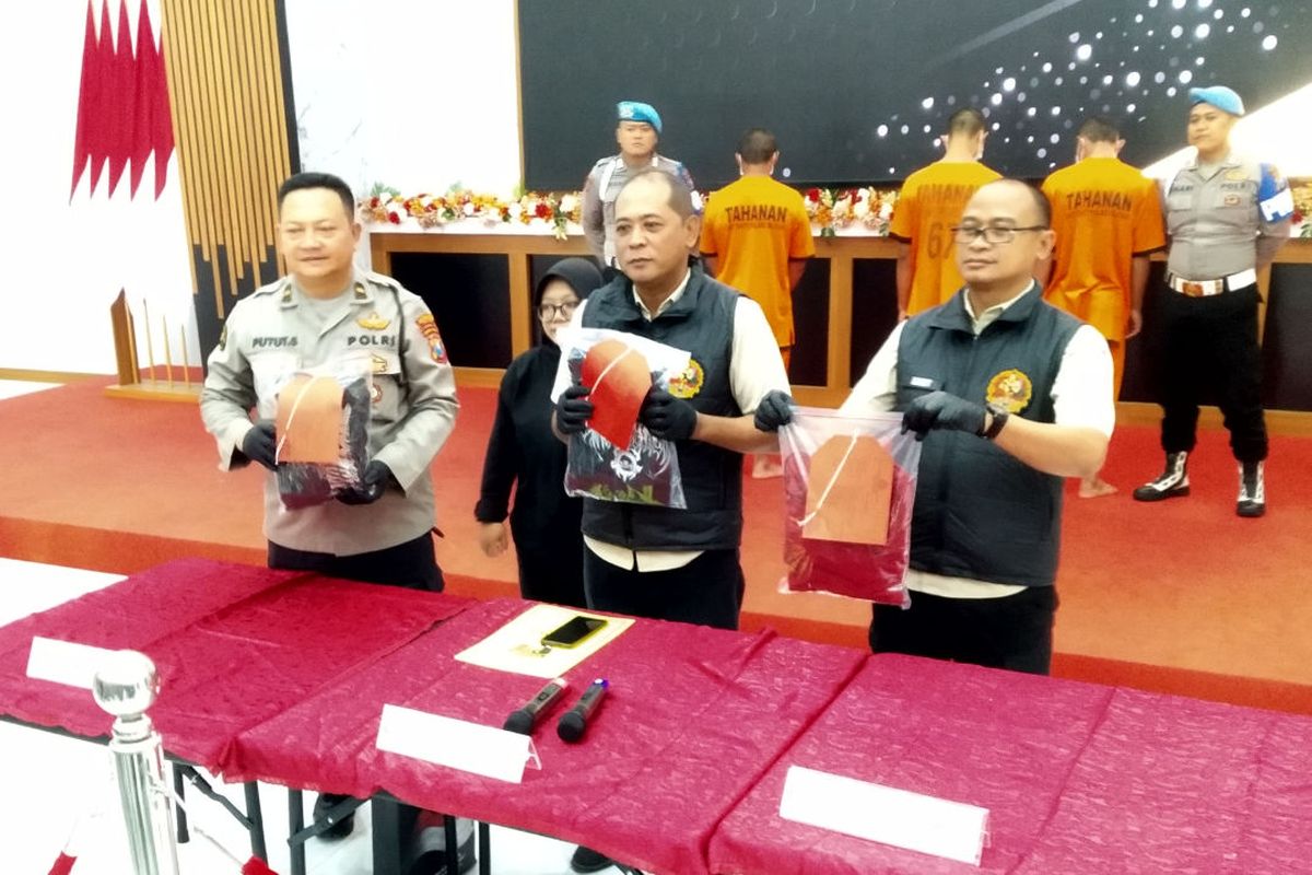 Tiga anggota perguruan silat pelaku pengeroyokan terhadap seorang remaja dihadirkan pada konferensi pers di Mapolres Blitar, Kamis (7/8/2025)