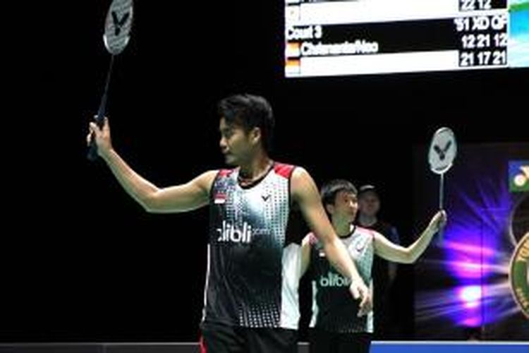 Ganda campuran Indonesia Tontowi Ahmad (depan)/Liliyana Natsir melambaikan raket kepada penonton di National Indoor Arena, Birmingham, setelah memenangi laga melawan ganda Singapura, Danny Bawa Chirsnanta/Yu Yan Vanessa Neo, pada perempat final All England, Jumat (7/3/2014). Tontowi/Liliyana menang 21-12, 17-21, 21-12.