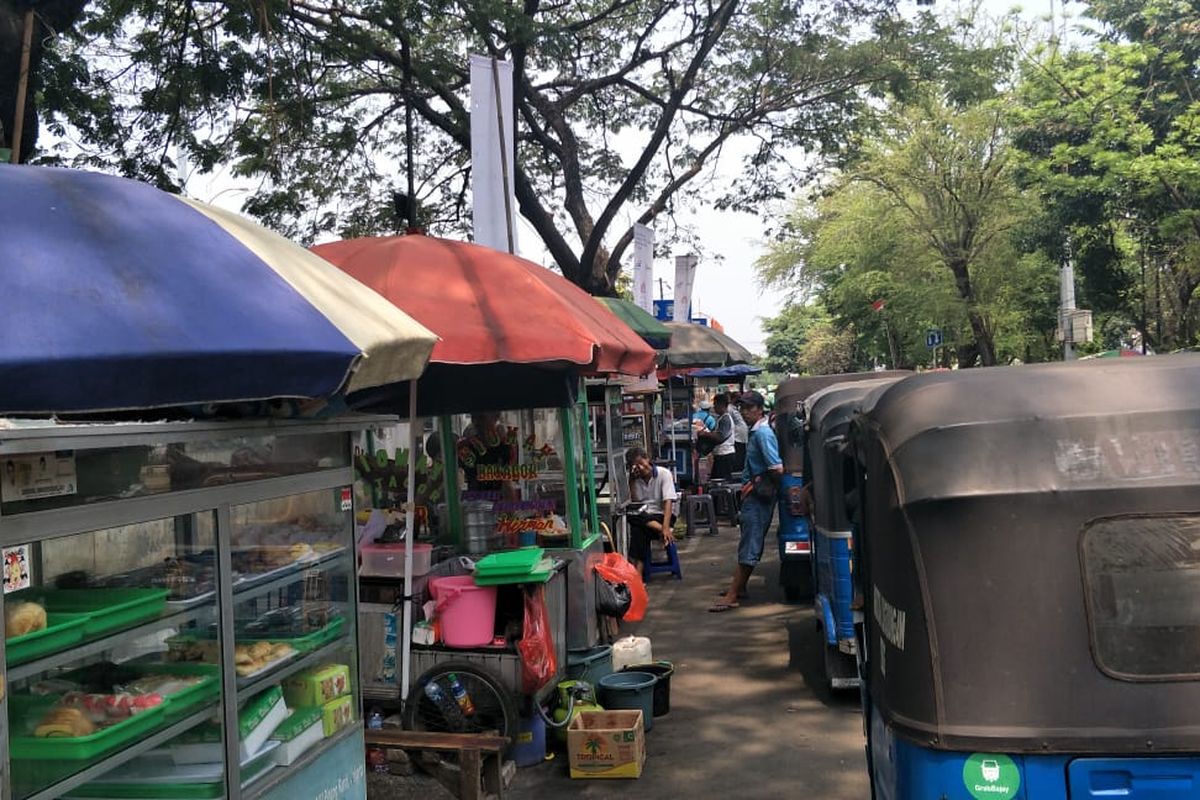 Pedagang kue dan bajaj yang mangkal di sekitar Stasiun Manggarai, Jumat (25/11/2019).