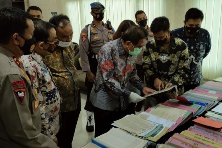 Kapolda Banten Irjen Pol Rudy Heriyanto saat mendampingi Menteri ATR/BPN Sofyan Djalil melihat girik palsu