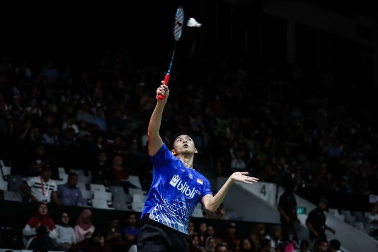 Pebulu tangkis tunggal putra Indonesia, Jonatan Christie melawan wakil Taiwan, Wang Tzu Wei saat pertandingan babak kedua Indonesia Masters 2020 di Istora Senayan, Jakarta, Kamis (16/1/2020). Jonatan Christie menang dengan skor 21-15, 21-15.