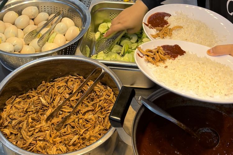 Serving nasi lemak at the Nasi Lemak Wanjo Kampung Baru outlet, Jalan Raja Muda Musa, Kampung Baru, Kuala Lumpur, Malaysia, Wednesday (18/12/2024).