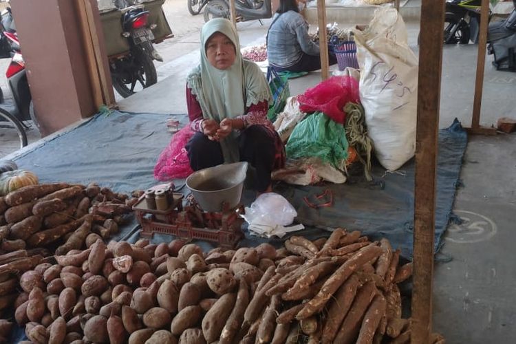 Sumarmi saat menjajakan dagangannya di Pasar Mojo, Kabupaten Kediri, Jawa Timur, Minggu (8/8/2021).